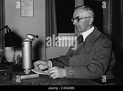 Hjalmar Schacht, durante un discorso radiofonico, 1935 Foto Stock