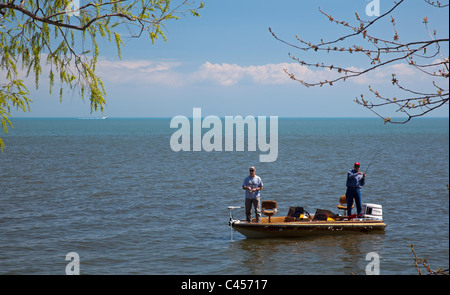 Harrison Township, Michigan - due uomini pesce da una barca sul lago di St. Clair. Foto Stock