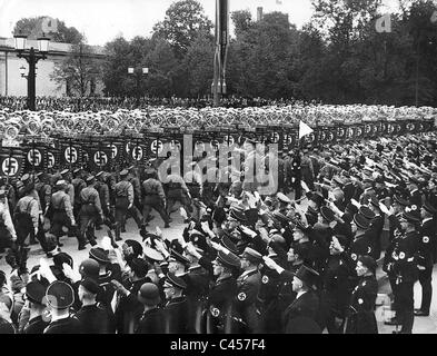 Hitler e Mussolini visualizza una sfilata delle Sturmabteilung Mussolini durante la visita a Monaco di Baviera, 1937 Foto Stock