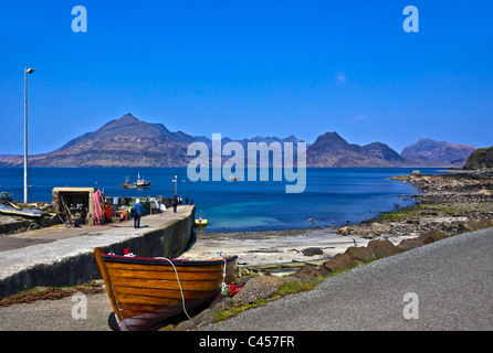 I passeggeri al Molo Elgol sono in attesa del ritorno della nave bella Jane da Loch Coruisk nel Cuillin Hills a Skye Scozia Scotland Foto Stock