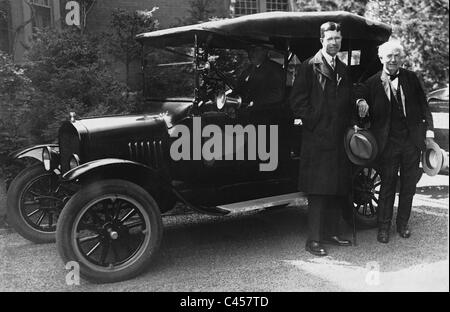 Erede al trono Gustaf Adolf di Svezia e Thomas Alva Edison nella parte anteriore di una macchina 1926 Foto Stock