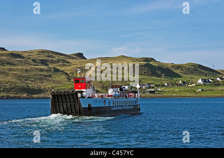 Traghetto CalMac Loch sforzati si discosta dalla Sconser di Skye Scozia verso l'isola di Raasay Foto Stock