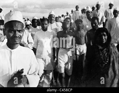 Il Mahatma Gandhi con i suoi seguaci durante il 'Salt marzo", 1930 Foto Stock