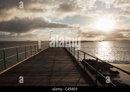 Vista lungo la petroliera Jetty all'alba. Esperance Bay, Esperance, Australia occidentale, Australia Foto Stock