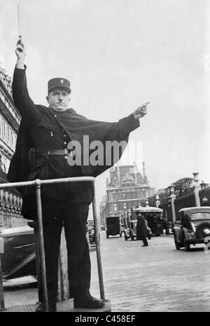 Il poliziotto del traffico a Parigi, 1936 Foto Stock