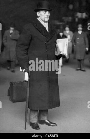 Austen Chamberlain nella stazione di Victoria, 1929 Foto Stock