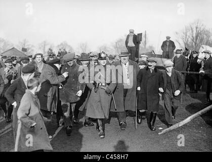 Poliziotto al mercato di cavalli a Berlino, 1924 Foto Stock