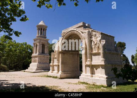 Roman arco trionfale e Mausoleo di Glanum vicino sito archeologico a Saint-Rémy-de-Provence, Francia Foto Stock