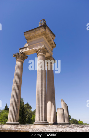 Ripristinate le colonne di stile corinzio twin tempio nel primo foro romano di Glanum (20 a.C.). Saint-Rémy-de-Provence, Francia Foto Stock