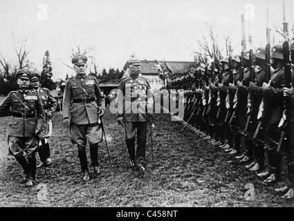 Erich Ludendorff passa con von Blomberg e von Fritsch prima di una Guardia d'onore, 1935 Foto Stock