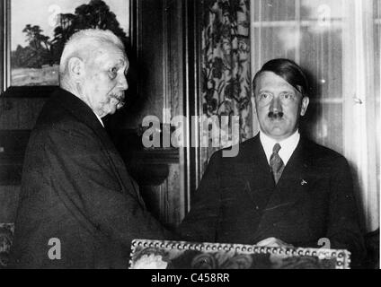 Hitler con Hindenburg a Gut Neudeck (Prussia orientale), 1934. Foto Stock