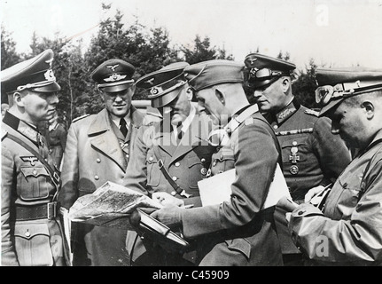 Adolf Hitler con i funzionari durante la campagna polacca, 1939 Foto Stock