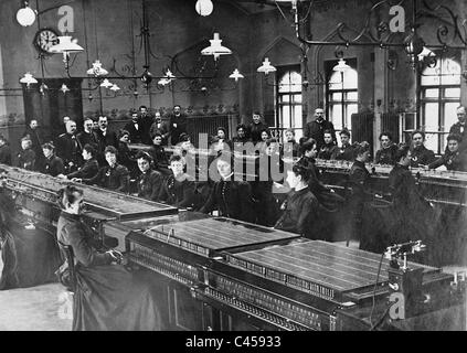 Gli operatori telefonici in ufficio centrale di Chemnitz, 1905 Foto Stock