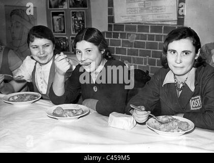Lavoratori forzati durante il pranzo in Berlin casa editrice Scherl, 1943 Foto Stock