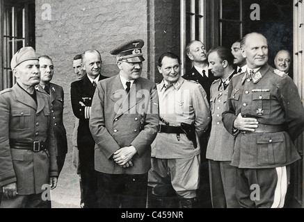 Hitler con Mussolini e ufficiali dopo il tentativo di assassinio, 20 Luglio 1944 Foto Stock