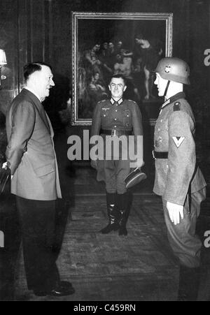 Hitler riceve Brinkforth corporale Foto Stock