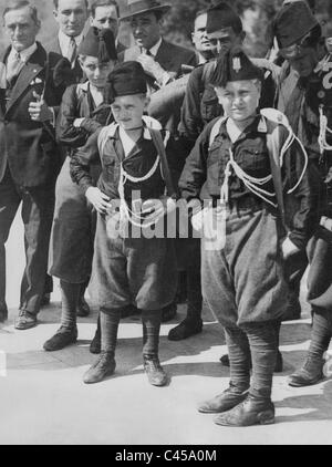 Bruno Mussolini e Vittorio Mussolini in uniforme della Balilla Italiana, 1928 Foto Stock