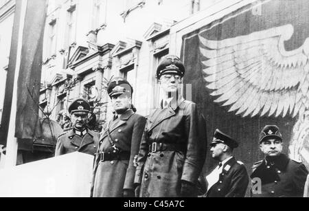 Hans Frank e Arthur Seyss-Inquart ad una parata di Cracovia, 1941 Foto Stock