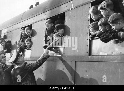 Hans Frank con bambini evacuati dalla città tedesche, 1943 Foto Stock