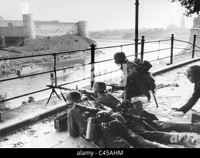 I soldati tedeschi sul Narva in Estonia, 1941 Foto Stock