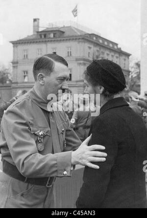 Adolf Hitler a un memoriale di marzo in occasione dell'Anniversario della Birreria Putsch, 1933 Foto Stock