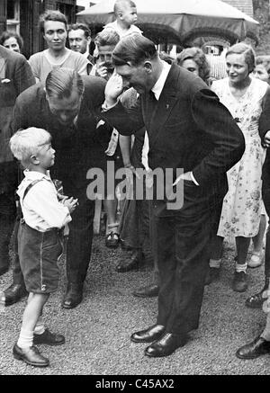 Adolf Hitler parla con un bambino in Oberammergau, 1935 Foto Stock