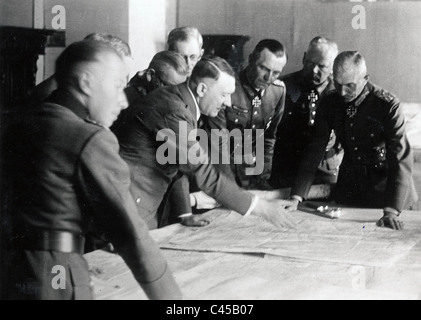 Adolf Hitler con i generali studiano mappe, esercito sud gruppo , 1942 Foto Stock
