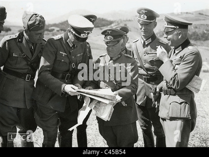 Erich von Manstein (destra) con altri ufficiali durante una manovra Foto Stock