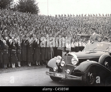 Adolf Hitler con la Lega delle ragazze tedesche sul Rally di Norimberga a Norimberga, 1938 Foto Stock