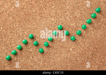 Spingere il pin su una bacheca di sughero Foto Stock