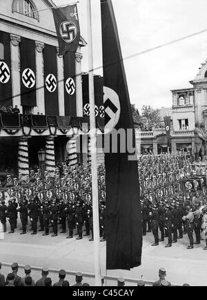 SA e formazioni SS prima del Teatro Nazionale di Weimar, 1936 Foto Stock