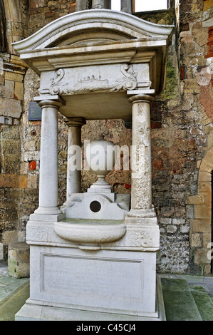 Una fontanella, memoriale per l'equipaggio del Titanic sorge nella torre medievale della chiesa Holyrood, Southampton Foto Stock