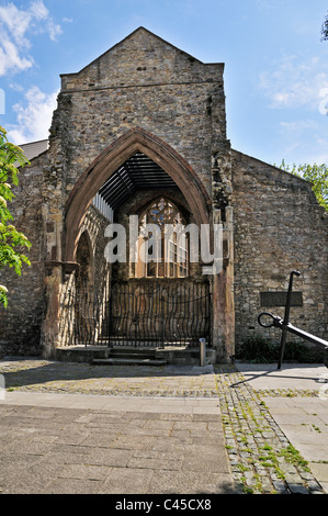 Il restaurato rovine della Holyrood Chiesa che è stato uno dei primi cinque chiese che servono la città medievale, Southampton Foto Stock