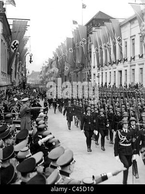 Sfilata di 'Adolf Hitler SS-Guards' nella parte anteriore di Adolf Hitler 1939 Foto Stock