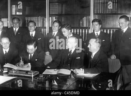 Ribbentrop, Oshima, Mushakoji nella firma del Patto Anti-Comintern, 1936 Foto Stock