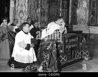 Eugenio Pacelli pregando, 1929 Foto Stock