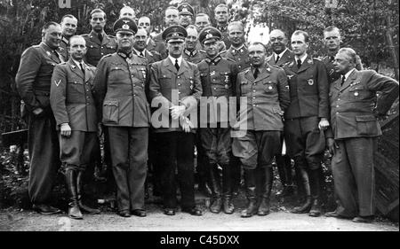 Adolf Hitler con adjutants e alti ufficiali militari nel 1940 Foto Stock