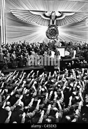 Il Reichstag deputati alzare le loro armi in Hitler salute, 1941 Foto Stock