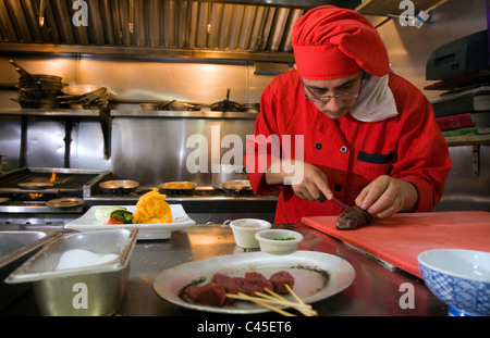Lo chef prepara una bistecca di canguro in una New York ristorante dopo il divieto di servire la carne è stato sollevato. Foto Stock