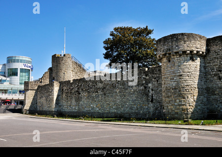 Le mura di cinta e le torri della città medievale di Hampton di fronte al moderno centro commerciale West Quay, Southampton Foto Stock