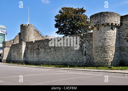 Le mura di cinta e le torri della città medievale di Hampton di fronte al moderno centro commerciale West Quay, Southampton Foto Stock