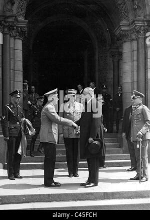 Hitler e Neurath presso il memoriale di servizio per von Buelow Foto Stock