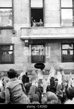 Mussolini con Hitler sul balcone della Cancelleria del Reich, Berlino Foto Stock