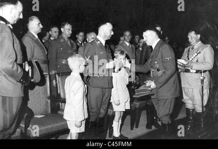 Adolf Hitler e Heinrich Himmler allo stato occasione per Reinhard Heydrich Foto Stock