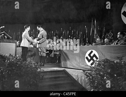 Goebbels presenta Goering con un partito il badge di onore dopo l annuncio dei quattro anni di piano Foto Stock