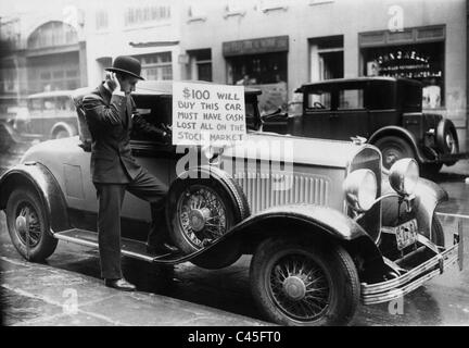 Un uomo vende la sua auto dopo le perdite subite in stock market crash, 1929 Foto Stock