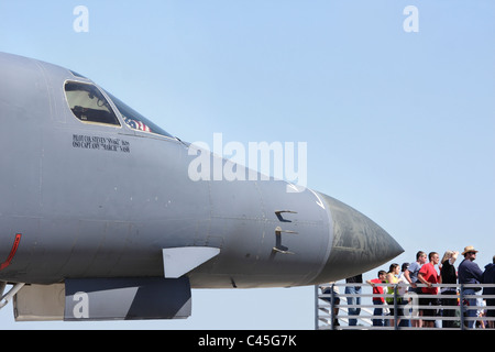 Un U.S. Air Force B-1 bombardiere su telai di spettatori a un air show, Seymour Johnson Air Force Base, Goldsboro, North Carolina, STATI UNITI D'AMERICA Foto Stock