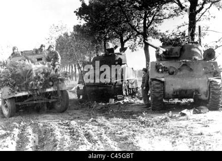 La fanteria tedesca combattendo il veicolo durante i combattimenti in Francia, 1944 Foto Stock