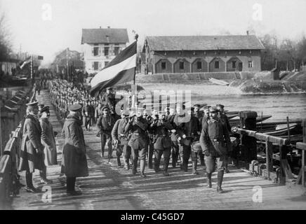 I soldati di ritorno dall'Alsazia attraversate il Reno, 1918 Foto Stock