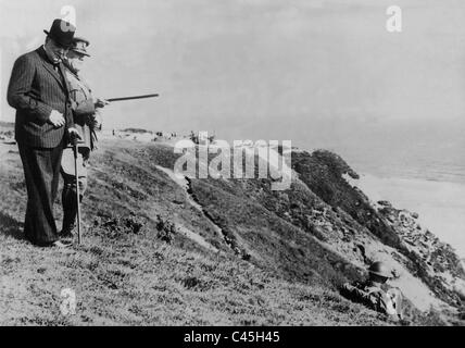 Winston Churchill ispeziona una linea britannico della difesa, 1940 Foto Stock